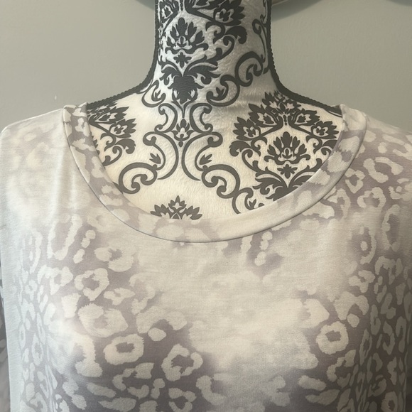 NWOT. Woman’s rounded neckline, short sleeve t-shirt with ombre predator print. - Picture 2 of 9
